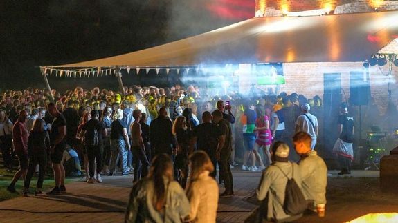 Gyulán, a várnál, a Rondella Teraszon, nyárnyitó utcabál lesz június 19-én, pénteken, holnap, 21 órától. A kép korábbi utcabálon készült. Kép: visitgyula.com Gyulán, a várnál, a Rondella Teraszon, nyárnyitó utcabál lesz június 19-én, pénteken, holnap, 21 órától. A kép korábbi utcabálon készült. Kép: visitgyula.com