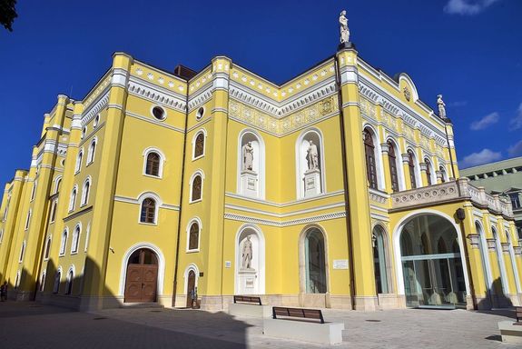 A Csokonai Teátrum – a Csokonai Nemzeti Színház Debrecen épülete. A Csokonai szervezte az Országos Színházi Találkozót. Kép: csokonaiszinhaz.hu A Csokonai Teátrum – a Csokonai Nemzeti Színház Debrecen épülete. A Csokonai szervezte az Országos Színházi Találkozót. Kép: csokonaiszinhaz.hu