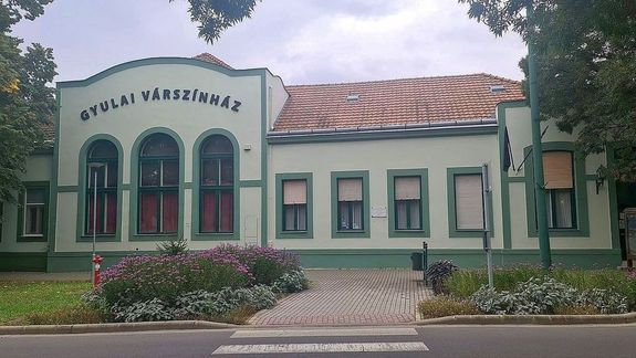 A Gyulai Várszínház kamaratermében lesz holnap, a Halmos Béla Népzenei és Világzenei Fesztivál, majd vasárnap, a Piaf-előadás. Kép forrása: Gyulai Várszínház A Gyulai Várszínház kamaratermében lesz holnap, a Halmos Béla Népzenei és Világzenei Fesztivál, majd vasárnap, a Piaf-előadás. Kép forrása: Gyulai Várszínház