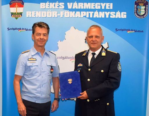 A főkapitányság vezetője a Gyulai Rendőrkapitányság vezetőjévé 2026. július 16-ai hatállyal kinevezte Pap Csaba r. alezredest (jobbról). Kép forrása: Békés vármegyei rendőrség Facebook-oldala A főkapitányság vezetője a Gyulai Rendőrkapitányság vezetőjévé 2026. július 16-ai hatállyal kinevezte Pap Csaba r. alezredest (jobbról). Kép forrása: Békés vármegyei rendőrség Facebook-oldala