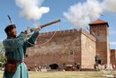 Július 21-én, a Gyulai Végvári Napok sajtótájékoztatóján, a Gyulai Vár előtt, lövést ad le a muskétás. Kép: MTI / Lehoczky Péter Július 21-én, a Gyulai Végvári Napok sajtótájékoztatóján, a Gyulai Vár előtt, lövést ad le a muskétás. Kép: MTI / Lehoczky Péter