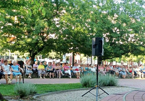 Ritkán adatik meg, hogy egy szabadtéri koncert ennyire természetes egységbe olvadjon környezetével. Kép: Szurmay Zoltán Ritkán adatik meg, hogy egy szabadtéri koncert ennyire természetes egységbe olvadjon környezetével. Kép: Szurmay Zoltán