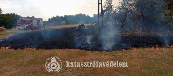 Szalmabála, száraz fű gyulladt ki csütörtökön, délután, Gyula külterületén, a Bicere tanyáknál. Képek forrása: Békés Vármegyei Katasztrófavédelmi Igazgatóság Szalmabála, száraz fű gyulladt ki csütörtökön, délután, Gyula külterületén, a Bicere tanyáknál. Képek forrása: Békés Vármegyei Katasztrófavédelmi Igazgatóság