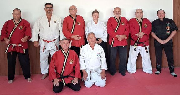 Csakúgy, mint tavaly, az idén is Abasáron, a Tekeres Dojo edzőtermében tartotta a Magyar Harcművész Nagymesterek Tanácsa szakmai szemináriumát. Kép forrása: Szerző Csakúgy, mint tavaly, az idén is Abasáron, a Tekeres Dojo edzőtermében tartotta a Magyar Harcművész Nagymesterek Tanácsa szakmai szemináriumát. Kép forrása: Szerző