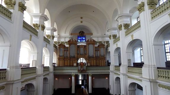 José Cura argentin tenor és Szamosi Szabolcs Liszt-díjas orgonaművész augusztus 13-án, csütörtökön, a Békéscsabai Evangélikus Nagytemplomban ad koncertet. Kép: csodalatosmagyarorszag.hu José Cura argentin tenor és Szamosi Szabolcs Liszt-díjas orgonaművész augusztus 13-án, csütörtökön, a Békéscsabai Evangélikus Nagytemplomban ad koncertet. Kép: csodalatosmagyarorszag.hu