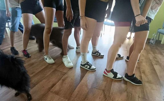 A Békés Vármegyei Rendőr-főkapitányság bűnmegelőzési szakemberei állami gondozásban élő, 14 és 19 év közötti fiataloknak szerveztek segítő foglalkozásokat. Képek: Békés Vármegyei Rendőr-főkapitányság A Békés Vármegyei Rendőr-főkapitányság bűnmegelőzési szakemberei állami gondozásban élő, 14 és 19 év közötti fiataloknak szerveztek segítő foglalkozásokat. Képek: Békés Vármegyei Rendőr-főkapitányság