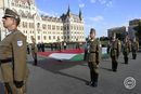 Budapesten, augusztus 20-án, a programokat 8 órakor, a hagyományos zászlófelvonás és tisztavatás nyitja a Kossuth téren. A kép a tavalyi ünnepségen készült. Kép: MTI / Koszticsák Szilárd Budapesten, augusztus 20-án, a programokat 8 órakor, a hagyományos zászlófelvonás és tisztavatás nyitja a Kossuth téren. A kép a tavalyi ünnepségen készült. Kép: MTI / Koszticsák Szilárd