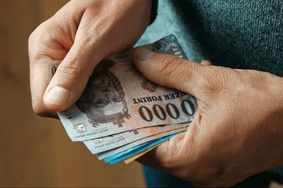 A férfi automatából, 400 ezer forintot vett fel, amit a táskájába tett. Azonban, az idősebbik nő onnan kivette, és átadta a társának, amit a férfi nem ellenzett, mivel bízott abban, hogy a kölcsönadott összeget visszakapja. A kép illusztráció. Kép: Shutterstock A férfi automatából, 400 ezer forintot vett fel, amit a táskájába tett. Azonban, az idősebbik nő onnan kivette, és átadta a társának, amit a férfi nem ellenzett, mivel bízott abban, hogy a kölcsönadott összeget visszakapja. A kép illusztráció. Kép: Shutterstock