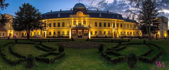 Esti fényben a gyulai Almásy-kastély és parkja. Kép forrása: Wikipédia Esti fényben a gyulai Almásy-kastély és parkja. Kép forrása: Wikipédia