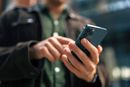 A házigazda ismerőse átkutatta a földön fekvő zsebeit, elvette a pénzét, a telefonját, egy hangszórót és távozott. A kép illusztráció. Kép: Pixabay A házigazda ismerőse átkutatta a földön fekvő zsebeit, elvette a pénzét, a telefonját, egy hangszórót és távozott. A kép illusztráció. Kép: Pixabay
