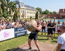 Az Erős Emberek Nemzetközi Versenyét a kastély mögötti füves területen rendezik ma, a Gyulai Várfürdőben. Kép forrása: Gyulai Várfürdő Facebook-oldala Az Erős Emberek Nemzetközi Versenyét a kastély mögötti füves területen rendezik ma, a Gyulai Várfürdőben. Kép forrása: Gyulai Várfürdő Facebook-oldala