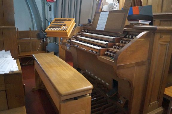 A reykjavíki székesegyház orgonájának fúvóját egy horgász-damillal javította meg Sipos István. hangszert 1950-ben építette egy nyugati cég, a Th. Frobenius & Co. (Forrás: Sipos István-archívum) A reykjavíki székesegyház orgonájának fúvóját egy horgász-damillal javította meg Sipos István. hangszert 1950-ben építette egy nyugati cég, a Th. Frobenius & Co. (Forrás: Sipos István-archívum)