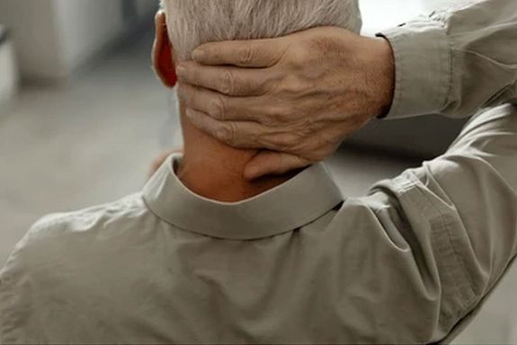 A hetvenes éveiben járó, vérző fejű férfi kiment az utcára, hogy segítséget kérjen, de több autós és kerékpáros elment mellette, végül két gyalogos férfi segített. A kép illusztráció. Kép: Shutterstock A hetvenes éveiben járó, vérző fejű férfi kiment az utcára, hogy segítséget kérjen, de több autós és kerékpáros elment mellette, végül két gyalogos férfi segített. A kép illusztráció. Kép: Shutterstock