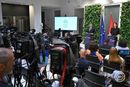 Magyar Péter miniszterelnök és Köböl Anita kormányszóvivő a Miniszterelnökségen tartott tájékoztatón, szeptember 3-án. Kép: MTI / Hegedüs Róbert Magyar Péter miniszterelnök és Köböl Anita kormányszóvivő a Miniszterelnökségen tartott tájékoztatón, szeptember 3-án. Kép: MTI / Hegedüs Róbert