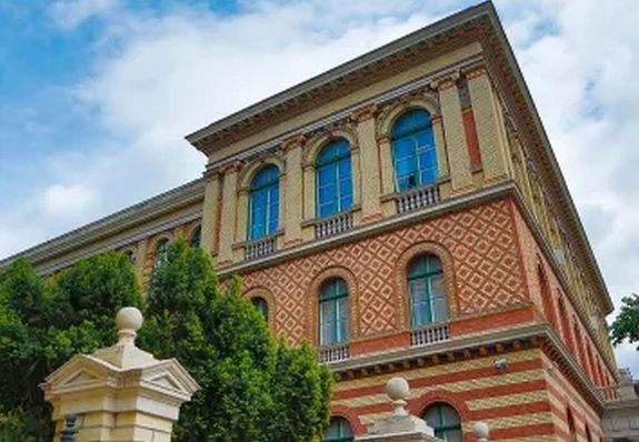 Az ELTE Bölcsészettudományi Karának otthont adó Trefort-kerti Campus a Múzeum körút 6–8. szám alatt található. Kép: elte.hu Az ELTE Bölcsészettudományi Karának otthont adó Trefort-kerti Campus a Múzeum körút 6–8. szám alatt található. Kép: elte.hu