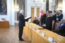 Krasznahorkai László Nobel-díjas író átveszi a Doctor Honoris Causa címet az Eötvös Loránd Tudományegyetem szenátusának díszdoktoravató ünnepi közgyűlésén, Budapesten 2026. szeptember 18-án. Jobbról Darázs Lénárd rektor és Bartus Dávid egyetemi docens, a kitüntetési bizottság elnöke. Kép: MTI / Balogh Zoltán Krasznahorkai László Nobel-díjas író átveszi a Doctor Honoris Causa címet az Eötvös Loránd Tudományegyetem szenátusának díszdoktoravató ünnepi közgyűlésén, Budapesten 2026. szeptember 18-án. Jobbról Darázs Lénárd rektor és Bartus Dávid egyetemi docens, a kitüntetési bizottság elnöke. Kép: MTI / Balogh Zoltán