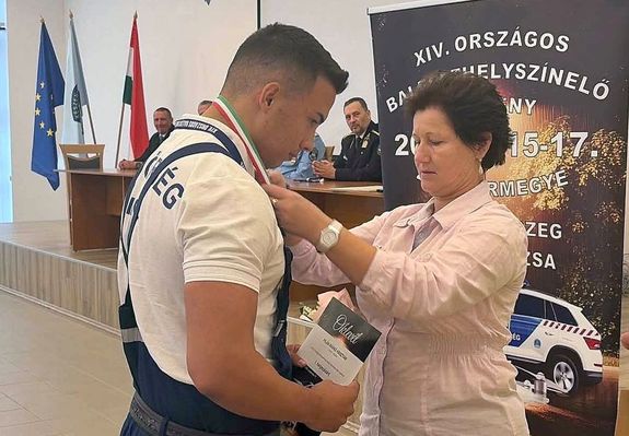 Az országos baleset-helyszínelő versenyen, Pilán Márkó első helyet szerzett a szakmai elméleti teszten. Kép forrása: Békés vármegyei rendőrség Facebook-oldala Az országos baleset-helyszínelő versenyen, Pilán Márkó első helyet szerzett a szakmai elméleti teszten. Kép forrása: Békés vármegyei rendőrség Facebook-oldala