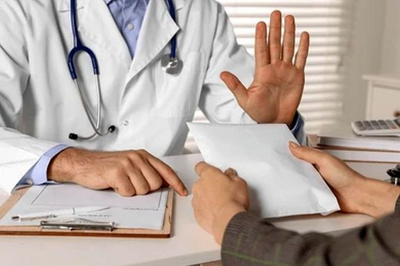 A hálapénzt sikerült nagyrészt kiszorítani a magyar egészségügyből, az informális kapcsolatok szerepét azonban nem (Illusztráció: Shutterstock) A hálapénzt sikerült nagyrészt kiszorítani a magyar egészségügyből, az informális kapcsolatok szerepét azonban nem (Illusztráció: Shutterstock)