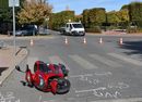 Két gyalogost sodort el gyalogos-átkelőhelyen, egy segédmotor-kerékpárral közlekedő férfi tegnap, délelőtt, Orosházán. A gyalogosok elestek. Kép: Békés megyei rendőrség Facebook-oldala Két gyalogost sodort el gyalogos-átkelőhelyen, egy segédmotor-kerékpárral közlekedő férfi tegnap, délelőtt, Orosházán. A gyalogosok elestek. Kép: Békés megyei rendőrség Facebook-oldala