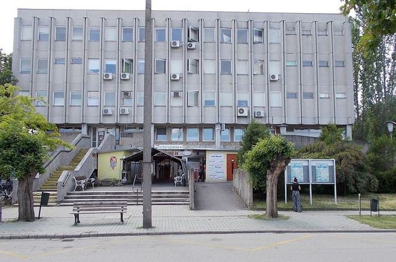 A szív- és érrendszeri vizsgálatok a Békés Megyei Központi Kórház rendelőintézetének kardiológiai szakrendelőjében lesznek, pénteken. Kép: Wikimedia Commons A szív- és érrendszeri vizsgálatok a Békés Megyei Központi Kórház rendelőintézetének kardiológiai szakrendelőjében lesznek, pénteken. Kép: Wikimedia Commons