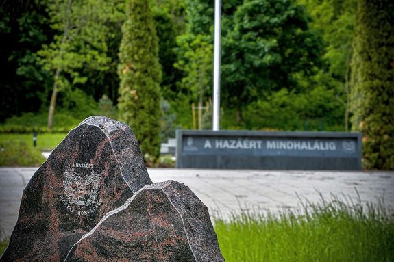 Képek a budapesti, Fiumei úti Sírkert 52-es parcellájáról. Képek: honvedelem.hu Képek a budapesti, Fiumei úti Sírkert 52-es parcellájáról. Képek: honvedelem.hu