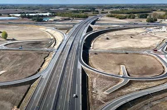 A fejlesztés részeként ,,teljes értékű, lóhere alakú" csomópont épült az M44-es és az M5-ös találkozásánál. Az 5-ös főút és az M44 között ,,fél-lóhere" alakú csomópont létesült, két körforgalommal. Kép: Vitézy Dávid közlekedési és beruházási miniszter Facebook-oldala A fejlesztés részeként ,,teljes értékű, lóhere alakú" csomópont épült az M44-es és az M5-ös találkozásánál. Az 5-ös főút és az M44 között ,,fél-lóhere" alakú csomópont létesült, két körforgalommal. Kép: Vitézy Dávid közlekedési és beruházási miniszter Facebook-oldala