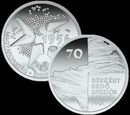 Húszezer forintos címletű, ezüst emlékérméket bocsát ki a Magyar Nemzeti Bank (MNB) az 1956-os forradalom és szabadságharc 70. évfordulójára, csütörtökön. Kép: MNB Húszezer forintos címletű, ezüst emlékérméket bocsát ki a Magyar Nemzeti Bank (MNB) az 1956-os forradalom és szabadságharc 70. évfordulójára, csütörtökön. Kép: MNB