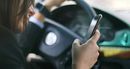 Az autót vezető anya menet közben, a telefonján üzenetet nézett, ezért tért le az útról. A kép illusztráció. Kép: Shutterstock Az autót vezető anya menet közben, a telefonján üzenetet nézett, ezért tért le az útról. A kép illusztráció. Kép: Shutterstock
