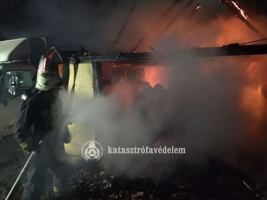 Kigyulladt egy garzs mrcius 28-ra virradan, Bkscsabn. Kp: Bks Vrmegyei Katasztrfavdelmi Igazgatsg