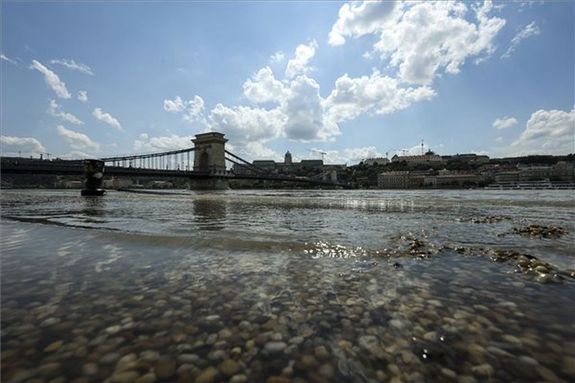 Az rad Duna Budapesten, a Lnchdnl, az rhullm tetzsekor 2024. jnius 8-n. MTI/Hegeds Rbert