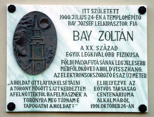 Emlktbla Bay Zoltn szlhzn, Gyulavriban, az Illys Gyula utca 7. szm alatt. Kp: ifj. Ztonyi Sndor. Kp forrsa: Wikipdia