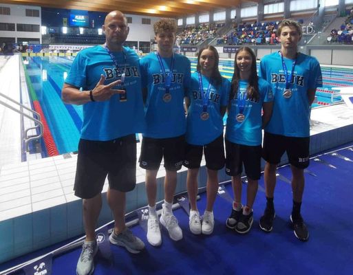 A bkscsabaiak bronzrmes 4x100 mteres mix vegyesvltja edzjkkel, idsebb Petrczki Zsomborral (balra), tagjai: Takcs Botond, Nagy-Benedek Izabell, Perza Berta s ifjabb Petrczki Zsombor. Kp: beuk