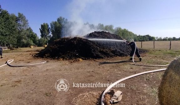 Kigyulladt egy trgyakazal Krstarcsn, a Tncsics utcban. Kp forrsa: Bks Vrmegyei Katasztrfavdelmi Igazgatsg   