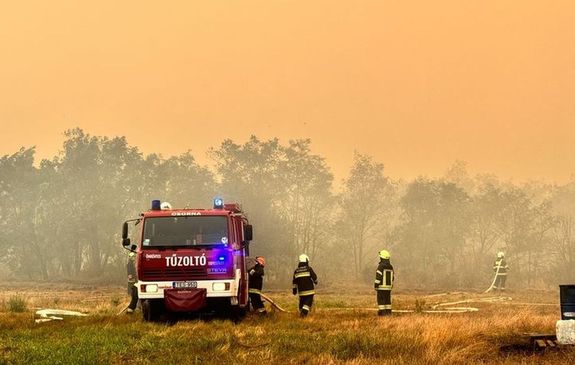  Ngyszz hektron gett a boztos s az erd Csnge klterletn, a tz els kt napjn.  Ngy vrmegye hivatsos, nkormnyzati s nkntes tzoltja dolgozott a lngok megfkezsn. Kp forrsa: Orszgos Katasztrfavdelmi Figazgatsg   