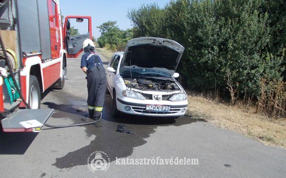 Kigyulladt egy szemlyaut motortere Pusztafldvr s Kaszaper kztt, a 4428-as ton, vasrnap, dlben. Kp forrsa: Bks Vrmegyei Katasztrfavdelmi Igazgatsg