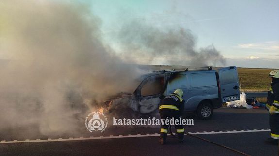  Kigyulladt egy furgon motortere Bksszentandrs kzelben, az M44-es gyorsforgalmi ton, cstrtkn, dlutn. Kp forrsa: Bks Vrmegyei Katasztrfavdelmi Igazgatsg