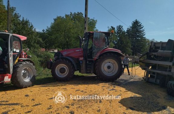 Felborult egy kukorict szllt ptkocsi Gyula klterletn, a 4234-es ton, szeptember 19-n, dlutn. Kp forrsa: Bks Vrmegyei Katasztrfavdelmi Igazgatsg   