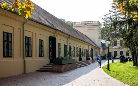 A Gyulai Almsy-kastly Ltogatkzpont Stefnia-szrnyban, szeptember 25-n, szerdn kezddik a Mzeumi Szabadegyetem j elads-sorozata. A kpen a Stefnia-szrny, benne a blteremmel. Kp forrsa: ptszfrum