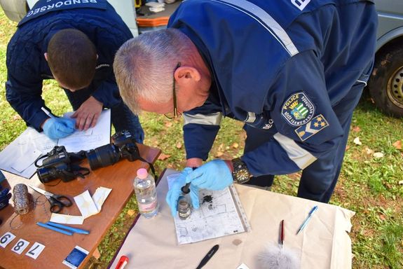 A versenyzknek sszetett elmleti s gyakorlati feladatokat kellett megoldani. Kp: Police.hu   