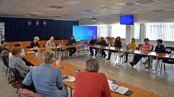 A drogprevenci a rendrsg bnmegelzsi tevkenysgnek egyik kiemelt tmja. Kp az els megbeszlsrl, Bkscsabn. Kp: Police.hu      