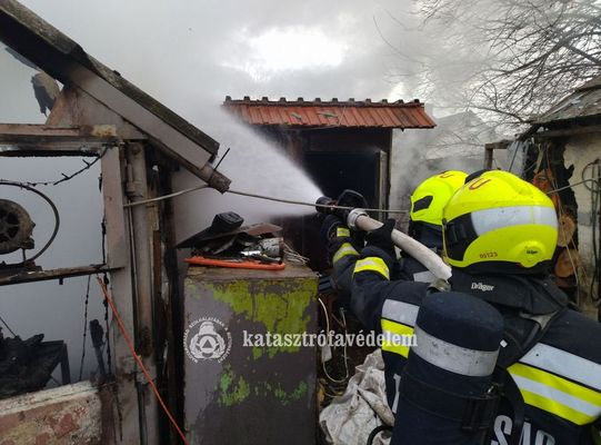 Kigyulladt egy mhely Sarkadon, a Bojti utcban, vasrnap, dlutn. Kp forrsa: Bks Vrmegyei Katasztrfavdelmi Igazgatsg