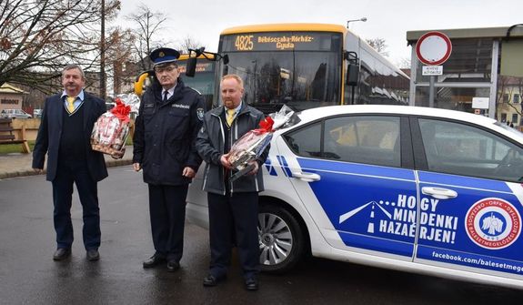 Karancsi Lajos, Mezgynban l, 32 ve dolgozik a Volnnl. Mindig helykzi jratot vezetett, most legtbbet a Geszt – Gyula - Bkscsaba vonalon jr. Munkatrsa, a szarvasi Korbely Zoltn szintn rgi buszos, 27 ve l a voln mgtt, most Bkscsaba s Kecskemt kztt szlltja az utasokat. . Kp forrsa: Bks vrmegyei rendrsg Facebook-oldala      