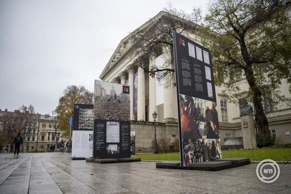 A Temesvr 1989 cm killts Budapesten, a Magyar Nemzeti Mzeum udvarn, a megnyit napjn, december 11-n. Kp: MTI / Balogh Zoltn   