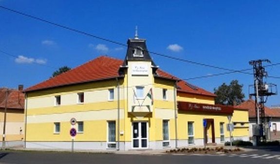 jkgyson, a Cz. Kiss Rendezvnyhzban tartja a Magyar Mvszeti Akadmia szegedi regionlis munkacsoportja els mvszeti programjt idn, a Szeged Classic Trio ad koncertet janur 25-n. A kpen a rendezvnyhz. Kp forrsa: BksWiki