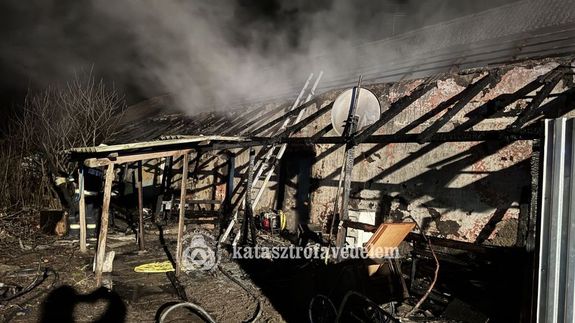 Kigyulladt a csaldi hz Magyarbnhegyesen, az rpd utcban, vasrnap, este. Kp forrsa: Bks Vrmegyei Katasztrfavdelmi Igazgatsg